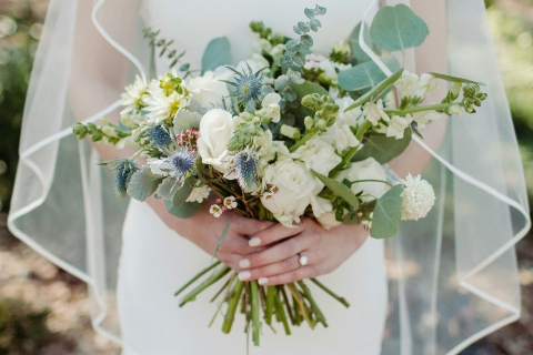 白を基調とした清楚なウェディングブーケの一例